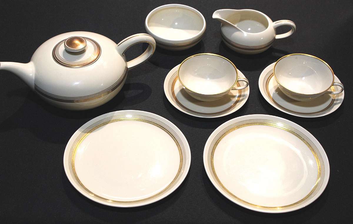 Up for sale is this gently used Hutschenreuther Selb Bavaria 10 Piece Tea Set in great condition with no chips or cracks. Included is Two 8" Salad Plates, Two saucers, Two cups, one Creamer, one open Sugar Bowl, One Teapot and One tea pot lid. Shipp