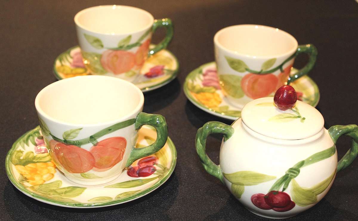 Up for sale are these Franciscan China Fresh Fruit USA Set Of 3 Cup & Saucer Sets Plus A Covered Sugar Bowl in great condition with no chips or cracks. Included are Three 5 7/8" Saucers, Three 2 7/8"T Cups and one Sugar Bowl with lid. Shipp