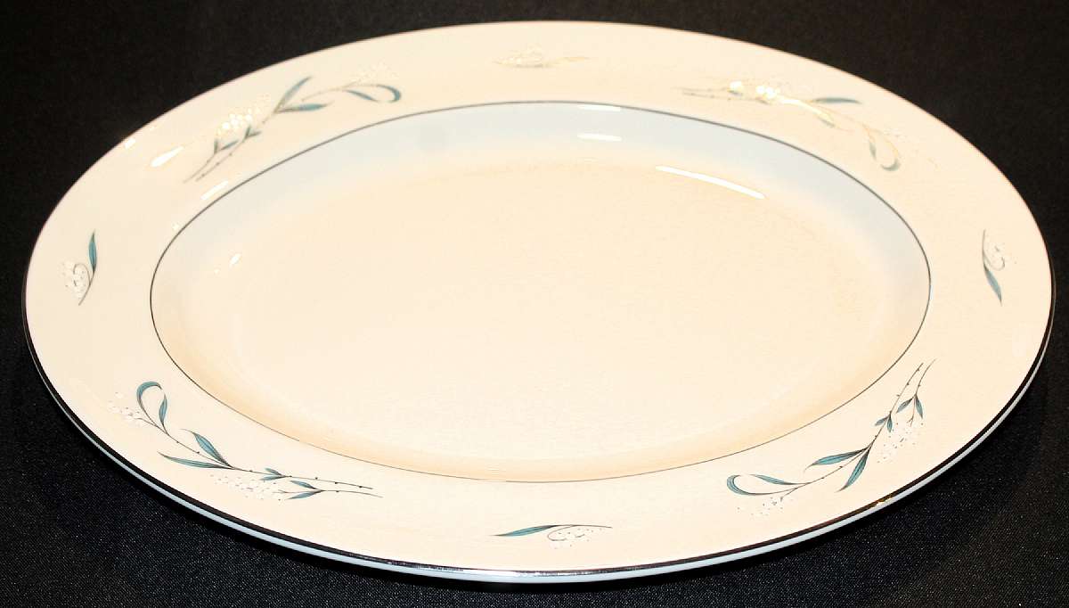 Up for sale is this Pickard Snowberry Fifteen Inch Platter in excellent condition with no chips or cracks.  The platter measures approx. 15 1/4"L by 11 3/4"W. Shipping Excludes: Alaska/Hawaii, US Protectorates, APO/FPO, PO BoxShipping Provided