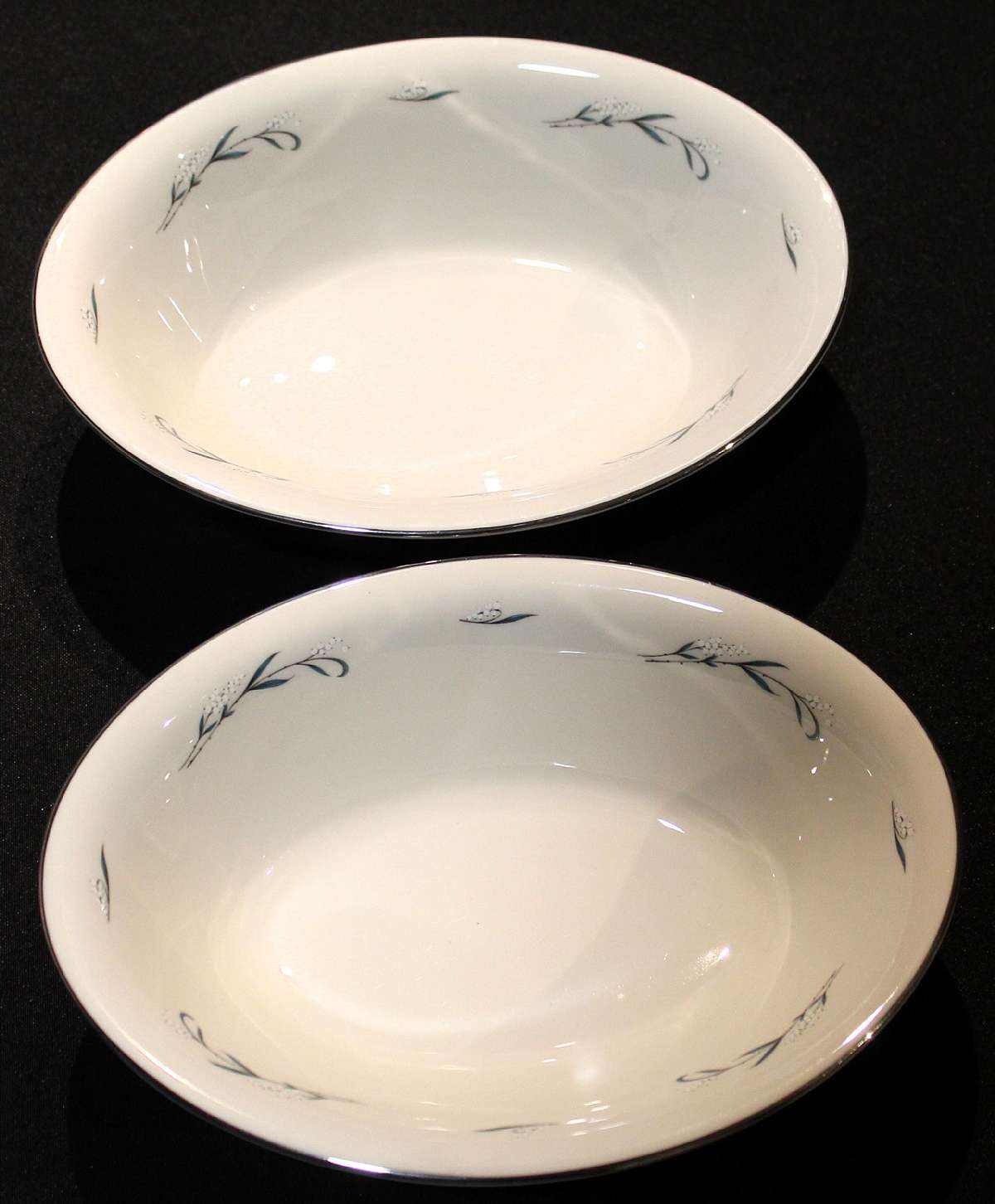 Up for sale are these Pickard Snowberry Set Of Two Oval Vegetable Bowls in excellent condition with no chips or cracks. They measure approx. 9 1/2"L by 7"W by 2 1/2"D.  Shipping Excludes: Alaska/Hawaii, US Protectorates, APO/FPO, PO BoxSh