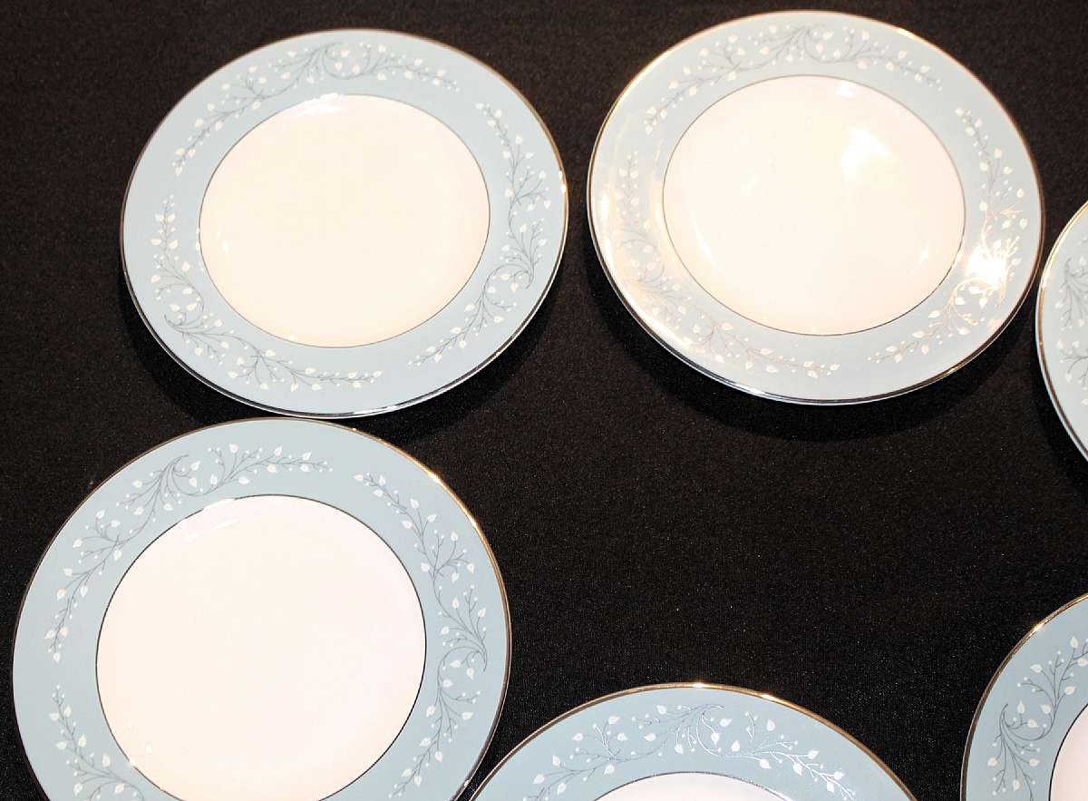 Up for sale are these Syracuse China Minuet Set Of Six Salad Plates in excellent condition with no chips or cracks. The plates measure approx. 8"W.   Shipping Excludes: Alaska/Hawaii, US Protectorates, APO/FPO, PO BoxShipping Provided to the United