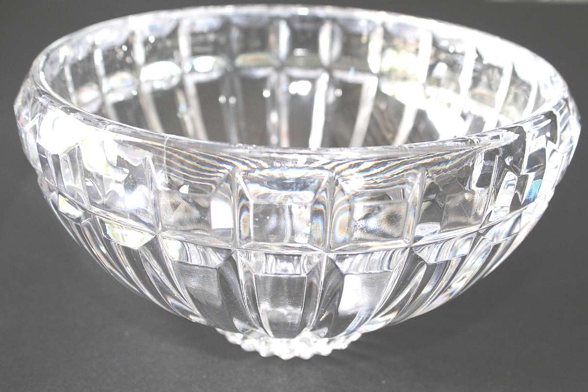 Up for sale is this Mikasa Reflections Crystal Round Bowl in excellent condition with no chips or cracks. It measures approx. 7 1/2"W by 4 1/2"T.  Shipping Excludes: Alaska/Hawaii, US Protectorates, APO/FPO, PO BoxShipping Provided to the Unit