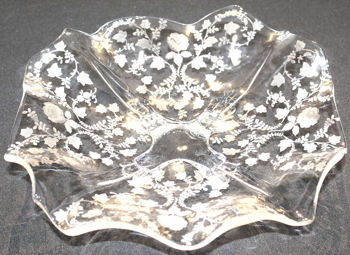 Up for sale is this Vintage Gorgeous Cambridge Roselyn Thirteen Inch Four Toed Bowl in excellent condition with no chips or cracks. Measures approx. 13"W.   Shipping Excludes: Alaska/Hawaii, US Protectorates, APO/FPO, PO BoxShipping Provided to the