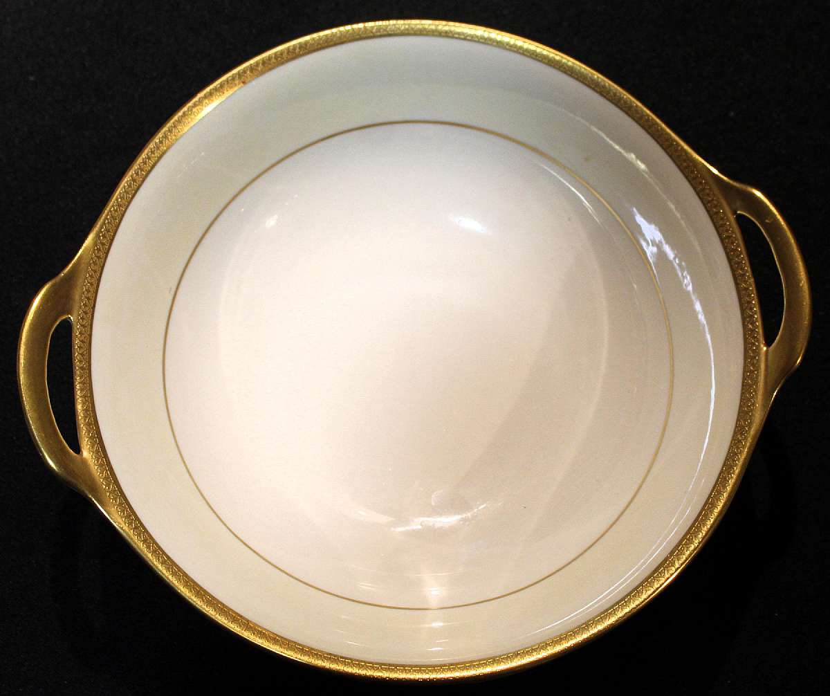Up for sale is this Theodore Haviland Milford Round Handled Vegetable Bowl in great condition with no chips or cracks. Circa 1951. It measures approx. 9 1/8"W. Please see my other sales for more of this pattern. Shipping Excludes: Alaska/Hawaii, US