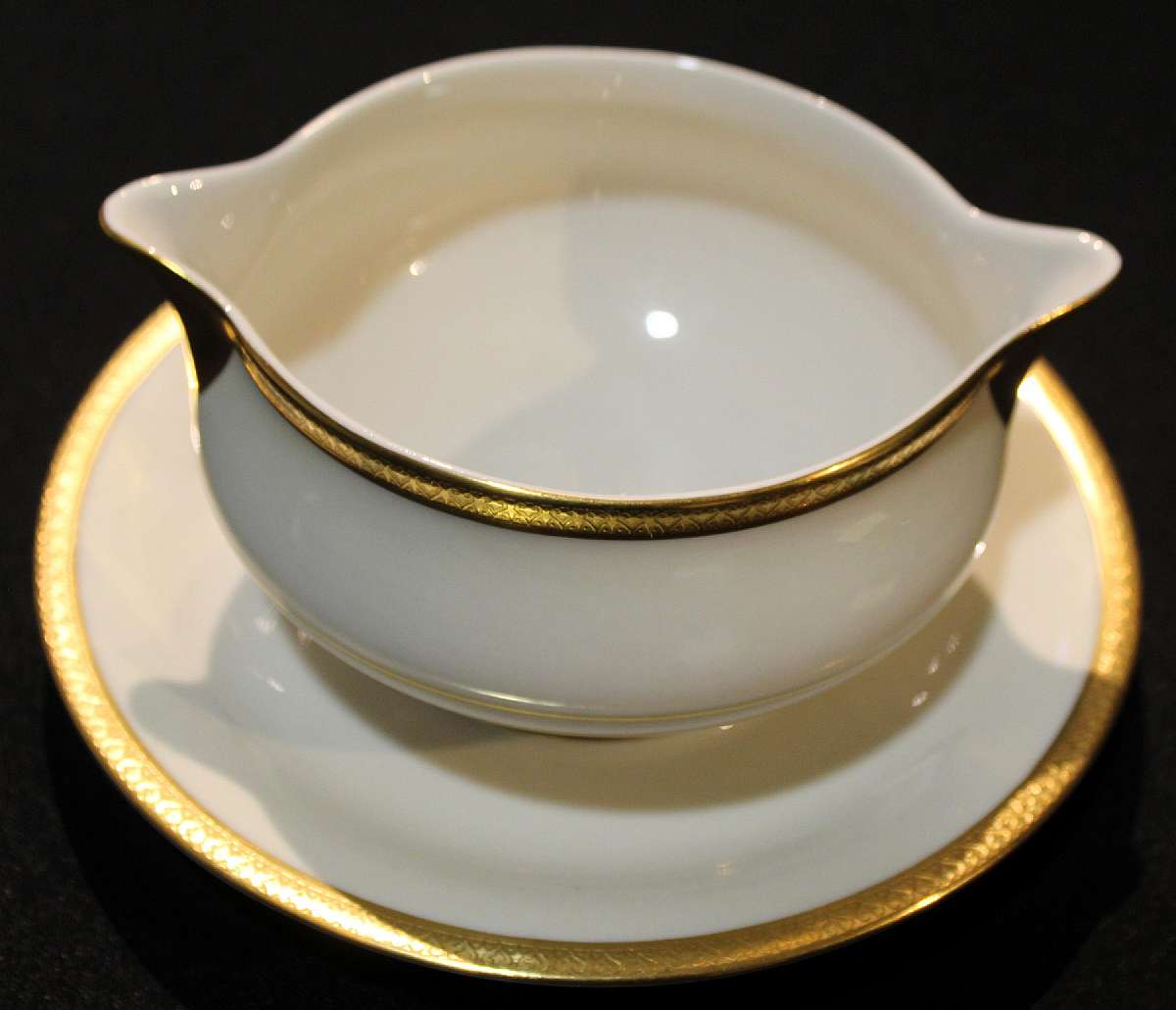 Up for sale is this Theodore Haviland Milford Gravy Boat in great condition with no chips or cracks. Circa 1951. Please see my other sales for more of this pattern.Shipping Excludes: Alaska/Hawaii, US Protectorates, APO/FPO, PO BoxShipping Provided to t