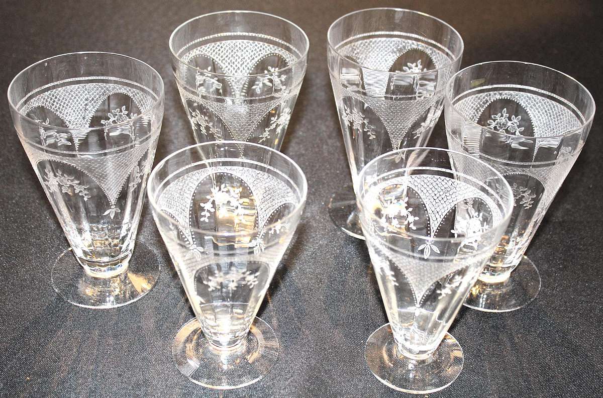 Up for sale are these Beautiful Antique Etched Fostoria Virginia Clear Set Of Four Iced Tea Glasses & Two Footed Tumblers in excellent condition with no chips or cracks. The iced tea glasses measure approx. 5 1/2"T by 3 3/8"W and the 10oz footed tumblers