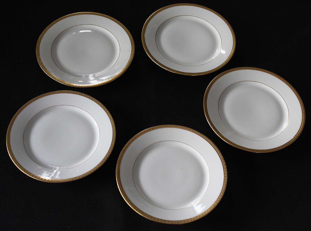 Up for sale are these Bawo & Dotter Pattern 25 Limoges France True Antique Set Of Five Bread Plates in great condition with no chips or cracks and minor gold wear. The plates measure approx. 6 3/8"W. This pattern was discontinued in 1913. Many pi