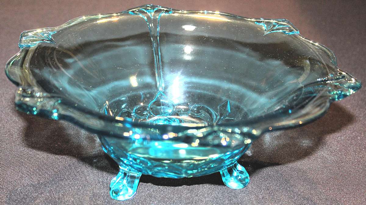 Up for sale is this Beautiful Vintage Elegant Blue Tri Footed Table Bowl in excellent condition with no chips or cracks. The bowl measures approx. 11 1/4"W and is 4 1/2"T. Shipping Excludes: Alaska/Hawaii, US Protectorates, APO/FPO, PO BoxShip