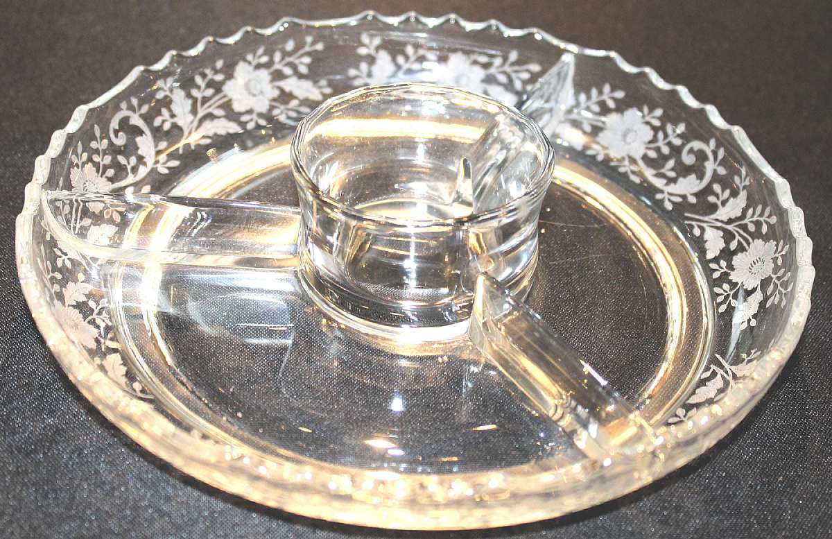 Up for sale is this Viking Prelude Vintage Four Part Relish in excellent condition with no chips or cracks. It measures approx. 8 1/2"W by 2 1/2"T.Shipping Excludes: Alaska/Hawaii, US Protectorates, APO/FPO, PO BoxShipping Provided to the Unit