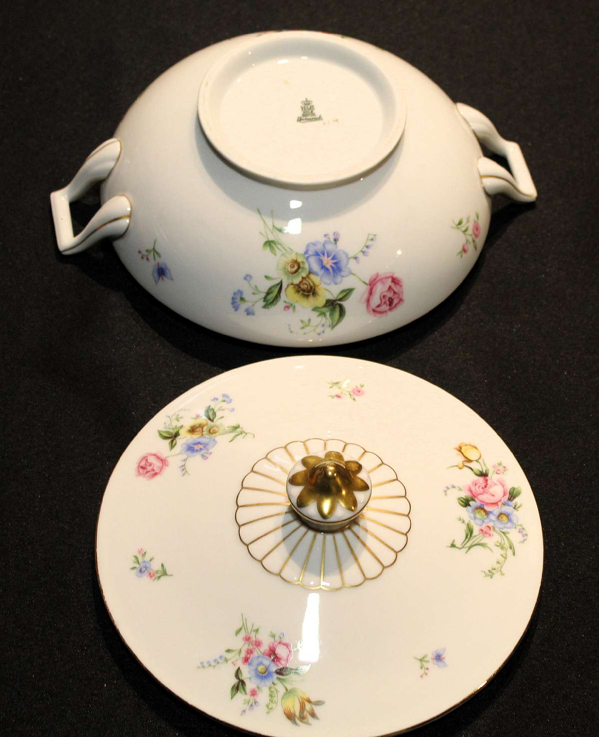 Up for sale is this Heinrich Pattern 16419 Round Covered Casserole   in great condition with no chips or cracks. The casserole measures approx. 8 inches wide by 3 inches tall. Please see my other sales for more of this beautiful pattern.Shipping Excludes