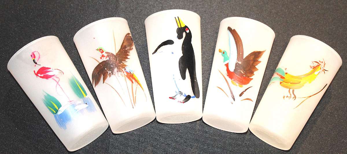Up for sale are these Frosted Set Of Five Vintage Bird Design Glasses in great condition with no chips or cracks. They measure approx. 4 3/4 inches tall by 2 5/8 inches wide. Shipping Excludes: Alaska/Hawaii, US Protectorates, APO/FPO, PO BoxShipping Pr