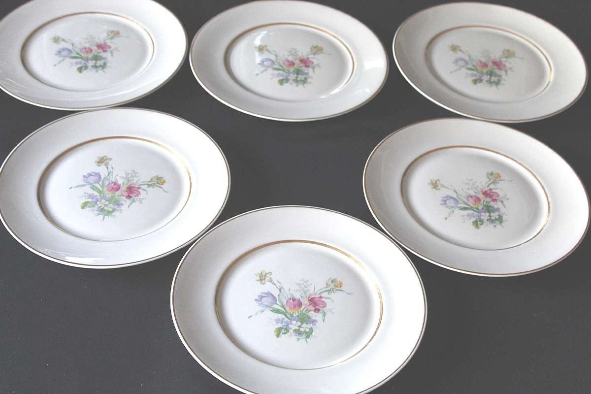 Up for sale are these Lamberton Tulip Time Set Of Six Dinner Plates in good condition with no chips or cracks. They measure approx. 10 3/8"W. Shipping Excludes: Alaska/Hawaii, US Protectorates, APO/FPO, PO BoxShipping Provided to the United States