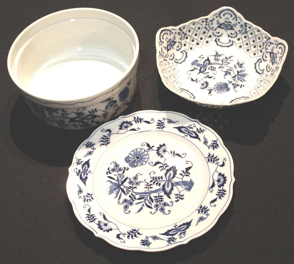 Up for sale are these Blue Danube Souffle & Open Candy Dish And Plate in excellent condition with no chips or cracks. The Souffle measures approx. 7 1/2"W by 2"D, the open candy dish 7 3/4"W by 2 1/8"D & the plate 8 3/4"W.