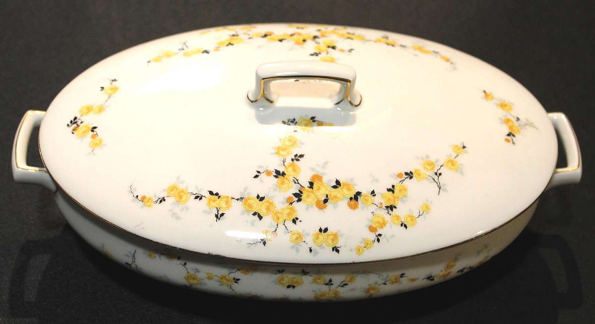 Up for sale is this beautiful Union T Czechoslovakia Yellow Roses Oval Casserole in great condition with no chips or cracks. Slight gold wear. It measures approx. 6 1/2 inches wide & 9 3/4 inches long.Shipping Excludes: Alaska/Hawaii, US Protectorate