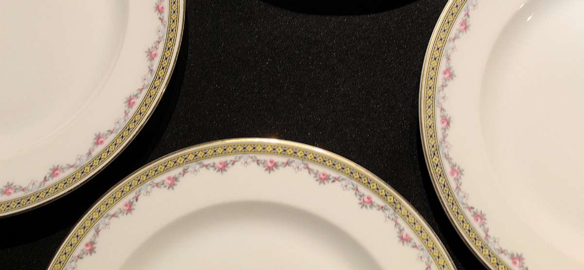 Up for sale are these Antique Lorenz Hutschenreuther Selb Bavaria Pattern HUT1737 Set Of Four Dinner Plates in great condition with no chips or cracks. There is some utensil marks from use. They measure approx. 10 inches wide. Please see my other sales fo
