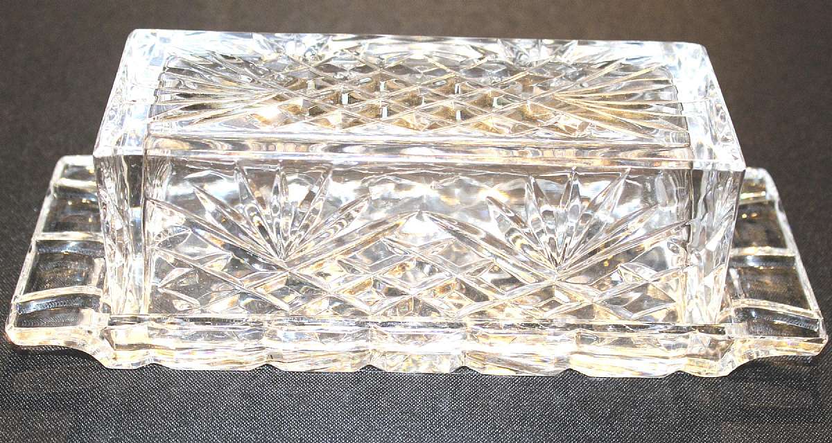 Up for sale is this Beautiful Godinger Pineapple Collection Quarter Pound Covered Butter Dish in great condition with no chips or cracks. It measures approx. 8 3/8"L by 2 1/2â€T.Shipping Excludes: Alaska/Hawaii, US Protectorates, AP