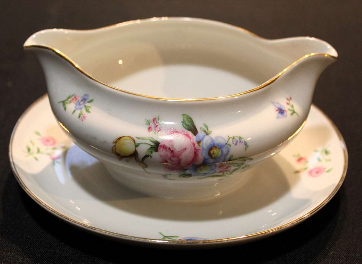 Up for sale is this Heinrich Pattern 16419 Gravy Boat With Attached Underplate in great condition with no chips or cracks. Please see my other sales for this beautiful pattern. Shipping Excludes: Alaska/Hawaii, US Protectorates, APO/FPO, PO BoxShipping