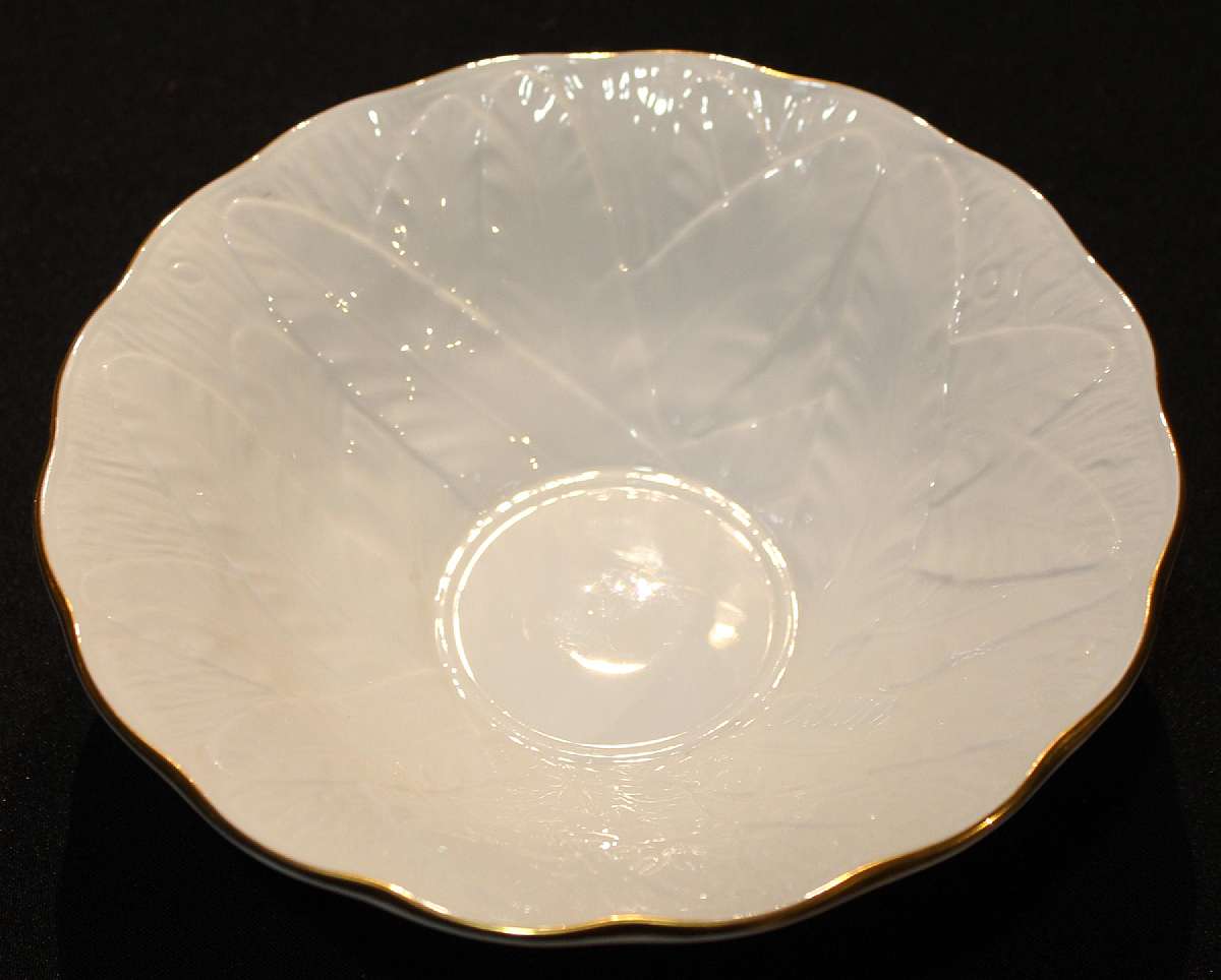 Up for sale is this Royal Worcester Fern Leaf Serving Bowl in excellent condition with no chips or cracks. Measures approx. 8 3/4"W by 2 3/4" Tall. Shipping Excludes: Alaska/Hawaii, US Protectorates, APO/FPO, PO BoxShipping Provided to the Uni