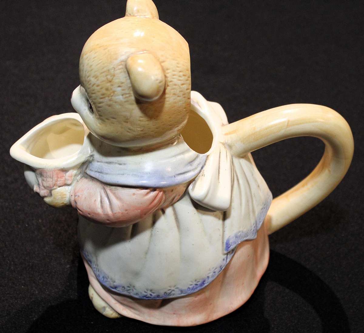 Up for sale is this Vintage Takahashi San Francisco Japan Cute Mouse Pitcher  in great condition with no chips or cracks. Measures approx. 8 1/2 inches tall & 9 inches wide from spout to end of handle.  Shipping Excludes: Alaska/Hawaii, US Protectora