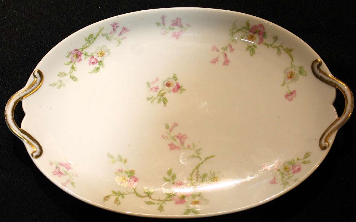 Up for sale is this Charles Field Haviland Head 94 Antique Platter. Rare piece in great condition with no chips or cracks. The platter measures approx. 12 1/8"L by 7 5/8"W. Shipping Excludes: Alaska/Hawaii, US Protectorates, APO/FPO, PO BoxShi