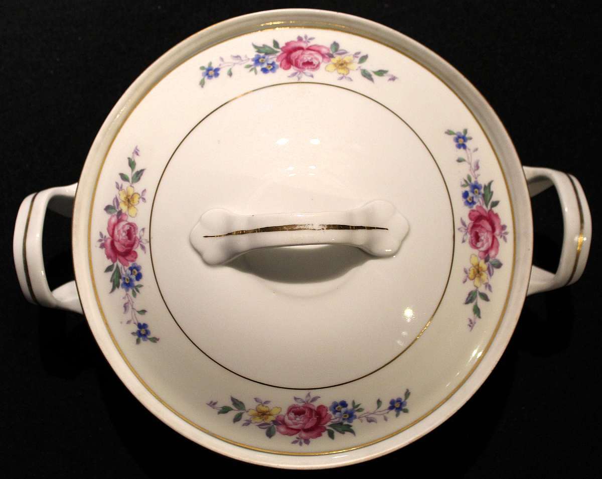 Up for sale is this Crown Imperial Czechoslovakia Vintage Covered Casserole in excellent condition. No chips, cracks, repairs or crazing. Measures without the lid approx. 8 1/2"W by 2 1/2" Deep. Shipping Excludes: Alaska/Hawaii, US Protectorate