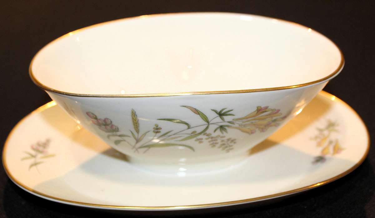 Up for sale is this Rosenthal Summer Blossoms Ivory Gravy Boat in excellent condition with no chips or cracks.  Shipping Excludes: Alaska/Hawaii, US Protectorates, APO/FPO, PO BoxShipping Provided to the United States Only.