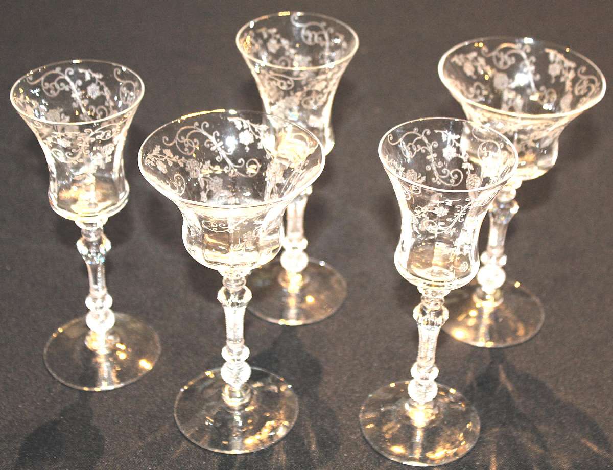 Up for sale are these Gorgeous Cambridge Elaine Set Of Three Wine Glasses & Two Liquor Cocktail Glasses In excellent condition with no chips or cracks. The wine glasses measure approx. 6 1/2"T by 2 1/2"W and the liquor cocktail 6 1/8"T