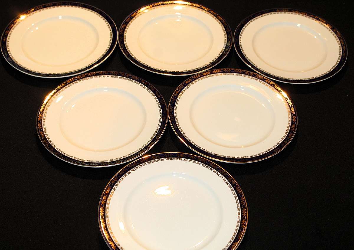 Up for sale are these Alfred Meakin Bleu De Roi Set Of Six 8.75 Inch Lunch Plates in great condition with no chips or cracks or crazing.  Shipping Excludes: Alaska/Hawaii, US Protectorates, APO/FPO, PO BoxShipping Provided to the United States Only.