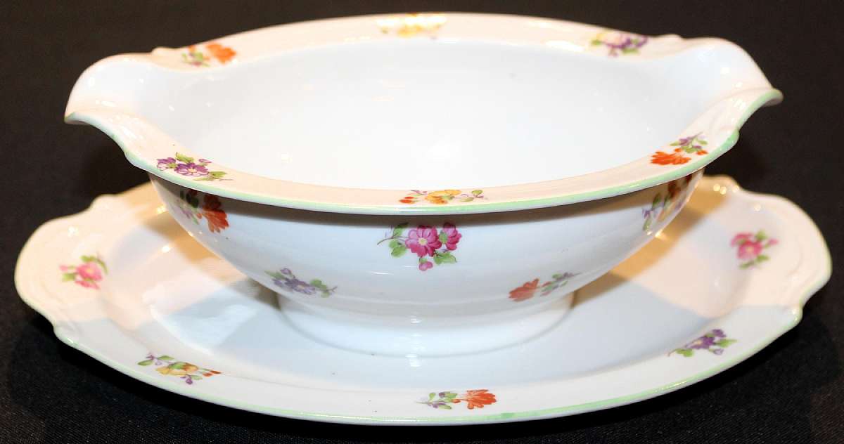 Up for sale is this Rose China Japan Small Flowers & Green Trim Pattern RO8 Gravy Boat in excellent condition with no chips or cracks.  Measures approx. 8"L by 6"W. Please see my other sales for more of this beautiful pattern. Circa 1946.S