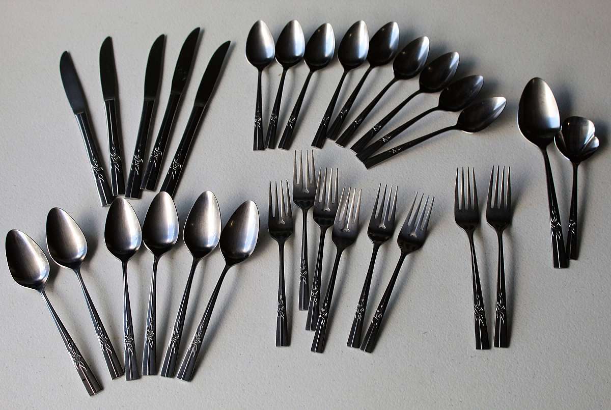 Up for sale are these Epic Custom Rose Design Stainless Flatware 30 Piece Set. Included are 2 place forks, Nine 6 1/2"Spoons, Five 8 3/4" knifes, 6 small forks, one 8 5/8" serving spoon, One 6 1/2" Serving spoon and Six 7 1/2" Spoons. Everything we offer