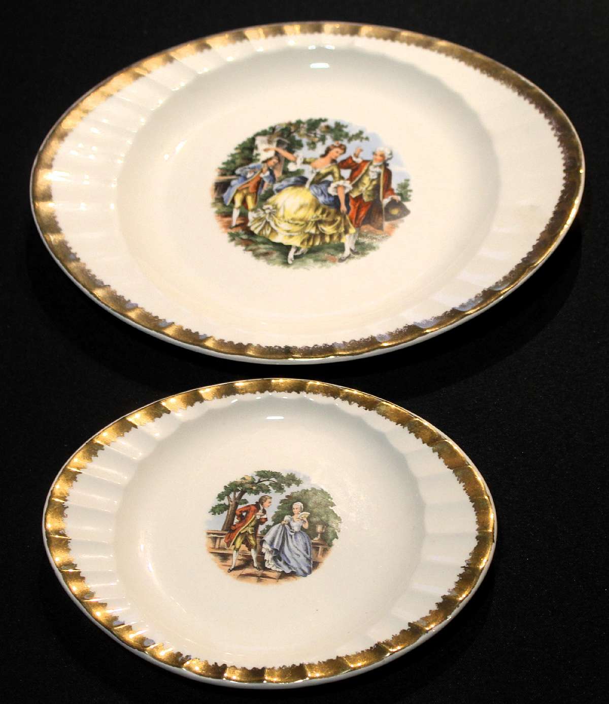 Up for sale are these Prim Rose China Loving Couple Set of 2 Platters With Gold Trim in excellent condition with no chips or cracks or crazing. The large platter measures approx. 11 3/8"W by 9 1/4"D and the small one measures approx. 8 1/8" by 6 1/2".   P