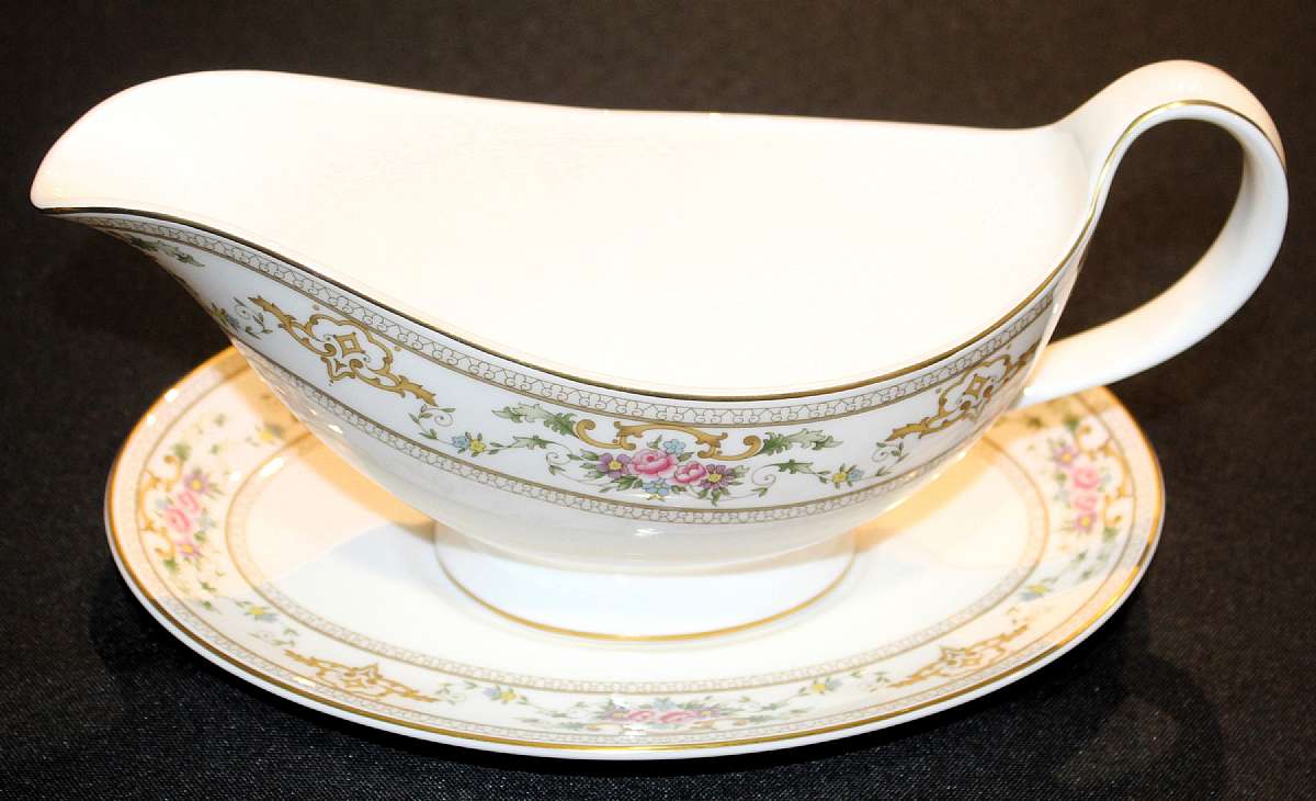 Up for sale is this Royal Doulton Alton Gravy Boat With Underplate in outstanding excellent condition with no chips or cracks.  Shipping Excludes: Alaska/Hawaii, US Protectorates, APO/FPO, PO BoxShipping Provided to the United States Only.