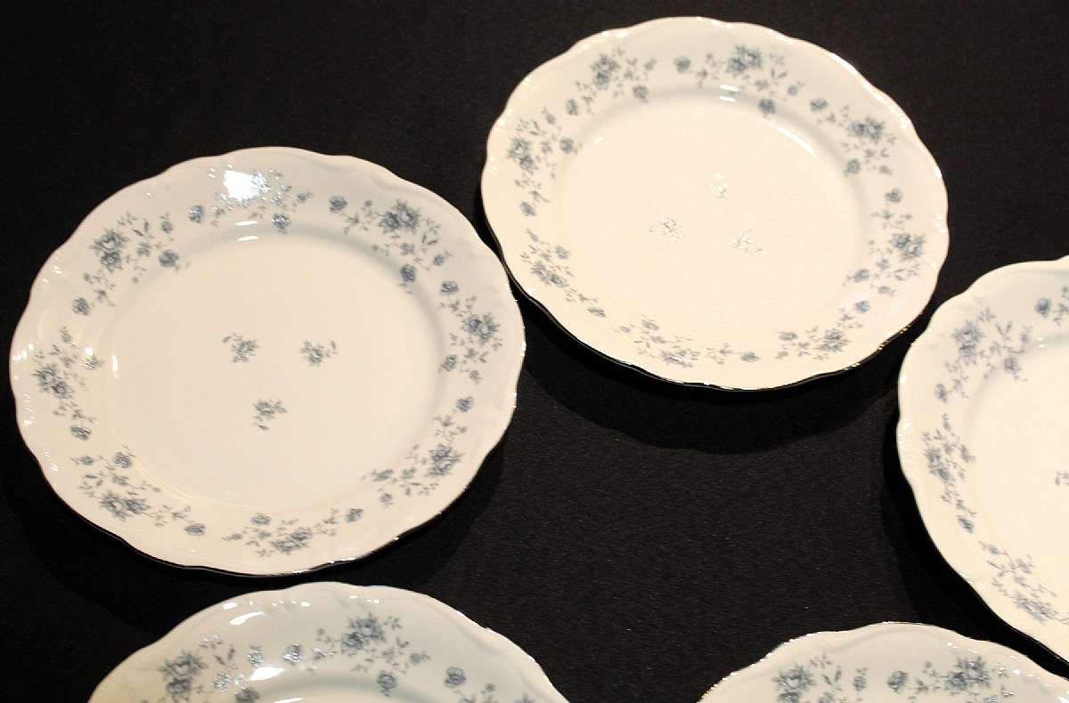 Up for sale are these Johann Haviland Blue Garland Bavaria Set Of Five Dinner Plates in excellent condition with no chips or cracks. The dinner plates measure approx. 10"W. Shipping Excludes: Alaska/Hawaii, US Protectorates, APO/FPO, PO BoxShipping