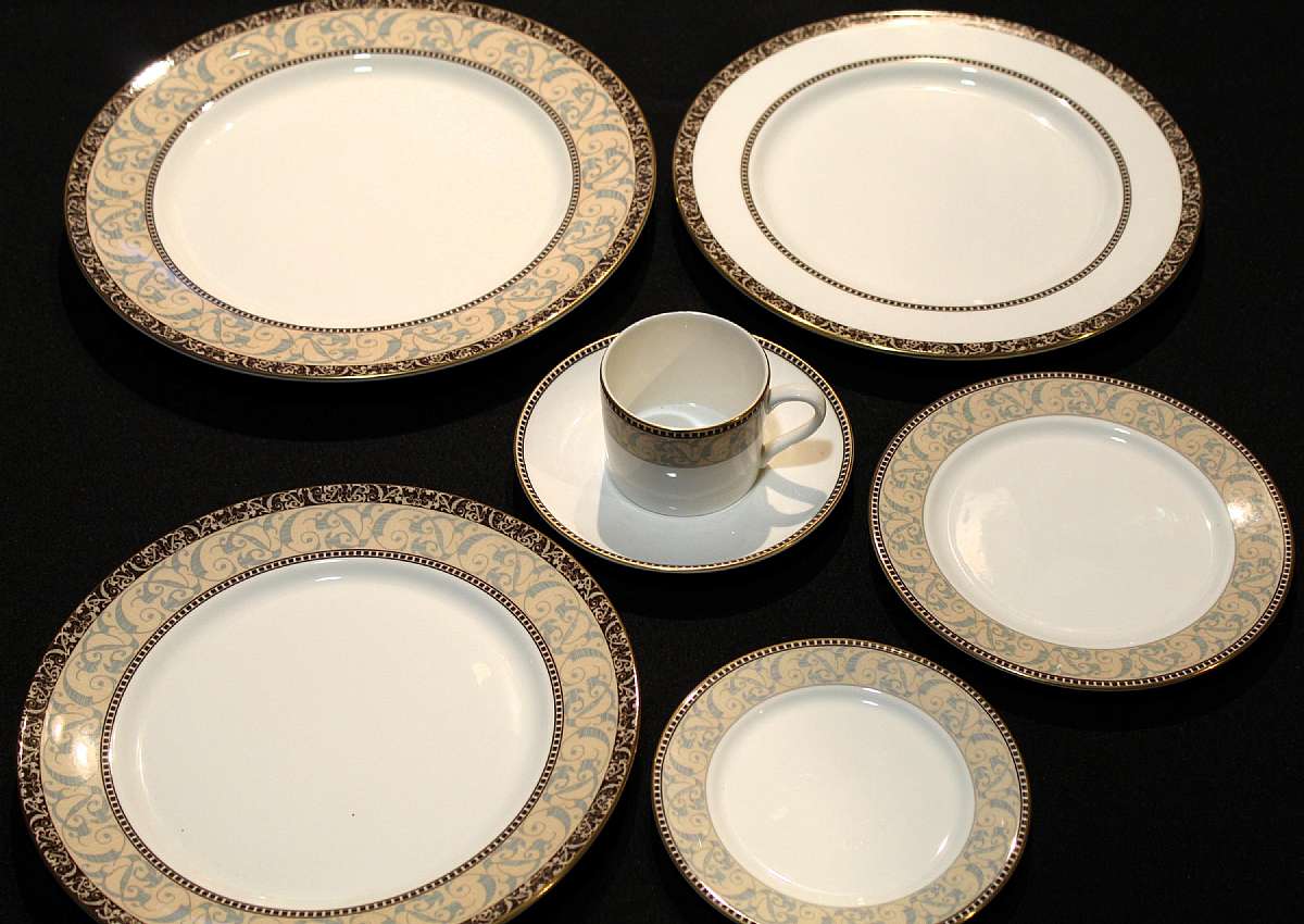 Up for sale is this Dudson Fine China Stoke-on-Trent England Venice Pattern Seven Piece China Set in excellent condition. Included are one 12 1/2" Platter, one 11 3/8" Plate, one 10 1/2" Plate, one 7 7/8" Plate, one 6 3/8" Plate,