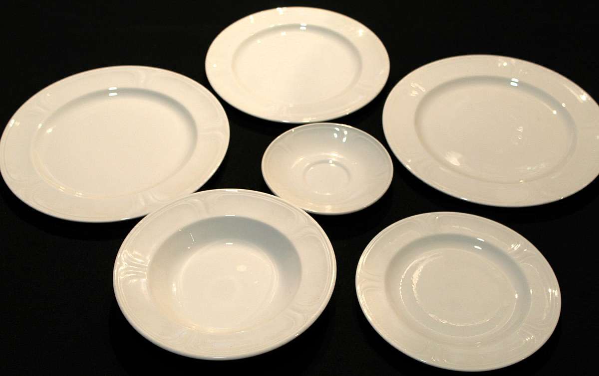 Up for sale is this Dudson Fine China Stoke-on-Trent England Jacobean Pattern Six Piece China Set in excellent condition. Included are two 10 3/4" Plates, one 9 1/2" Plate, one 8 1/4"W plate, one 9"W Bowl & one saucer.Shipping Exc