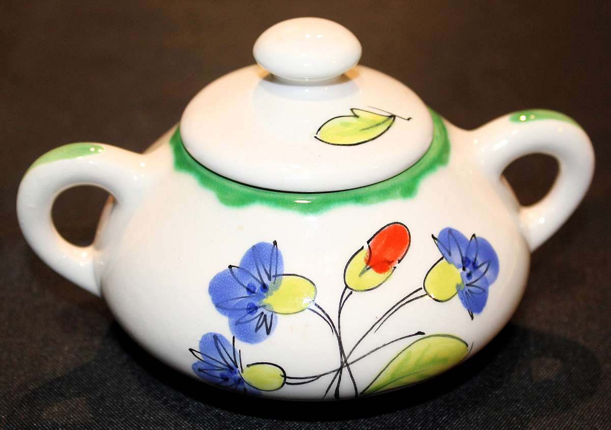 Up for sale is this Mancioli MC12 Covered Sugar Bowl in great condition with no chips or cracks. Please see my other sales for more of this beautiful pattern.Shipping Excludes: Alaska/Hawaii, US Protectorates, APO/FPO, PO BoxShipping Provided to the Uni