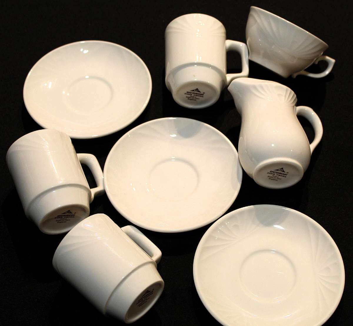 Up for sale is this Dudson Stoke-On-Trent England Vermont Eight Piece China Set in excellent condition. Included are three 3 1/4"T mugs, three saucers, one 2 1/8" cup and one 4 1/2"T creamer. Shipping Excludes: Alaska/Hawaii, US Protectora