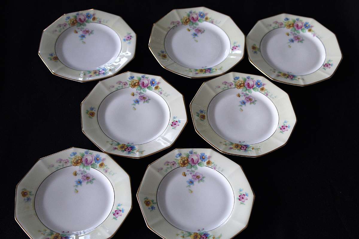 Up for sale are these Tirschenreuth The Wrexham Set Of Seven Bread Plates in excellent condition with no chips or cracks. The plates measure approx. 6"W.  Shipping Excludes: Alaska/Hawaii, US Protectorates, APO/FPO, PO BoxShipping Provided to the U