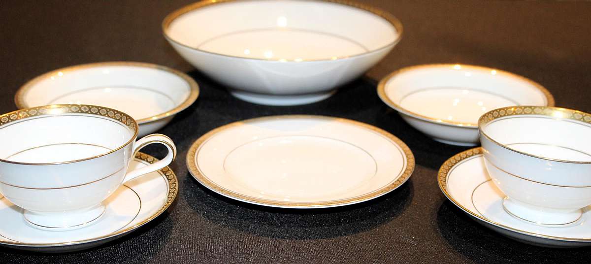 Up for sale are these Noritake Richmond Eight Piece Set In excellent condition with No chips or cracks. Included is one bread & Butter plate measures approx. 6 1/4"W, the two Fruit Bowls 5 5/8"W, the round vegetable serving bowl 8 1/4'W by 2