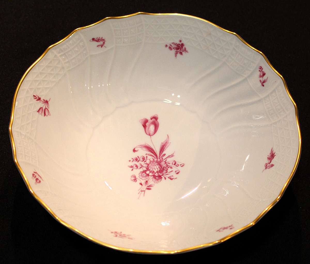 Up for sale is this Hutschenreuther Marina Round Vegetable Bowl with no chips or cracks. In excellent condition. The bowl measure approx.10 3/8"W by 2 7/8"D.Shipping Excludes: Alaska/Hawaii, US Protectorates, APO/FPO, PO BoxShipping Provided t
