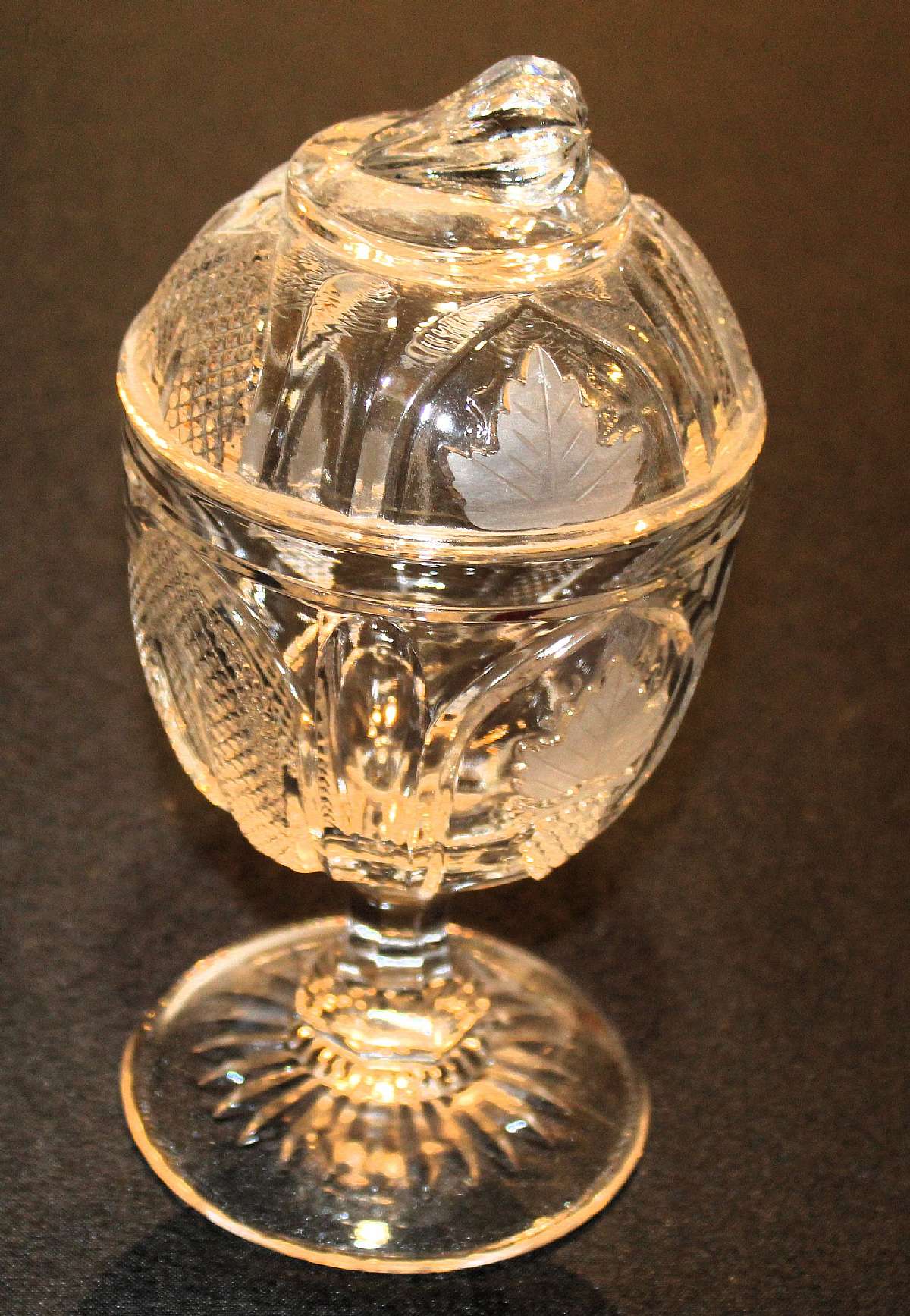 Up for sale is this Imperial Glass Metropolitan Museum of Art Flint Magnet/Grape Pattern reproduction compote in excellent condition with no chips or cracks. Made by Imperial Glass Co. for Metropolitan Museum of Art in 1976. It measures approx. 9"T with t