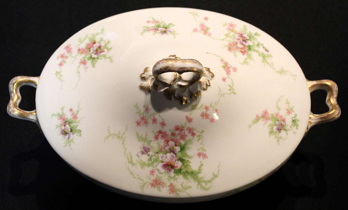 Up for sale are these Wm Guerin Pattern GUE52 Limoges France Antique Oval Covered Vegetable Bowl in excellent condition with no chips or cracks. The bowl measure approx. 3 1/4"D without the lid by 7 1/4"W by 9 1/2"L. Please see my other sal