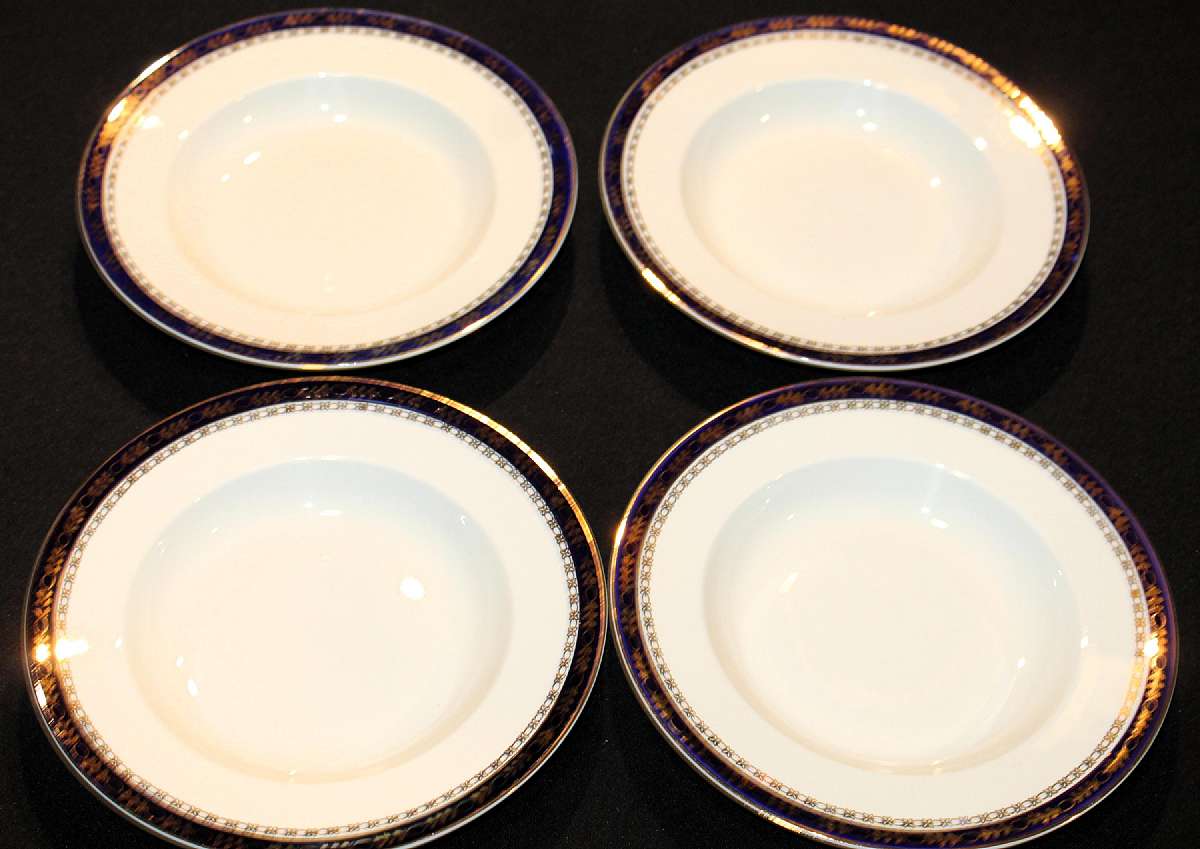 Up for sale are these Alfred Meakin Bleu De Roi Set Of Four Soup Bowls in great condition with no chips or cracks or crazing. The Bowls measure approx. 8 3/4"W by 1 1/4"D. Shipping Excludes: Alaska/Hawaii, US Protectorates, APO/FPO, PO BoxShip