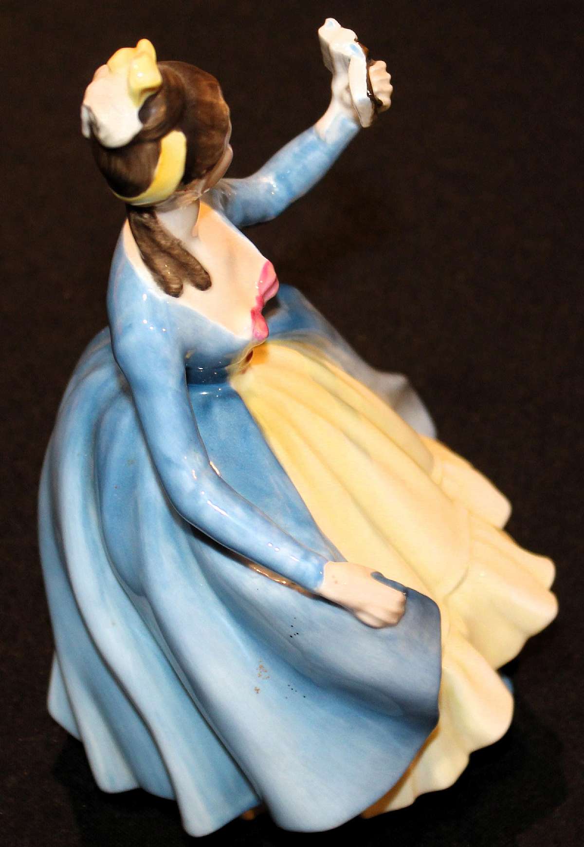 Up for sale is this Fantastic Royal Doulton Leading Lady HN2269 Figurine in excellent condition with no chips or cracks. Measures approx. 8.25"T.Shipping Excludes: Alaska/Hawaii, US Protectorates, APO/FPO, PO BoxShipping Provided to the United Stat