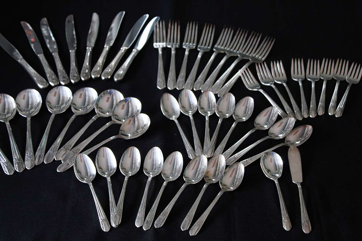 Up for sale are these Vintage Wm. Rogers Mfg. Co. Reflections 50 Piece Silver Plate Extra Plate Set. Included are 8 knifes, 8 large forks, 8 small forks, 8 soup spoons, 16 Teaspoons, 1 butter knife and 1 sugar spoon. Everything we offer at auctions is pre