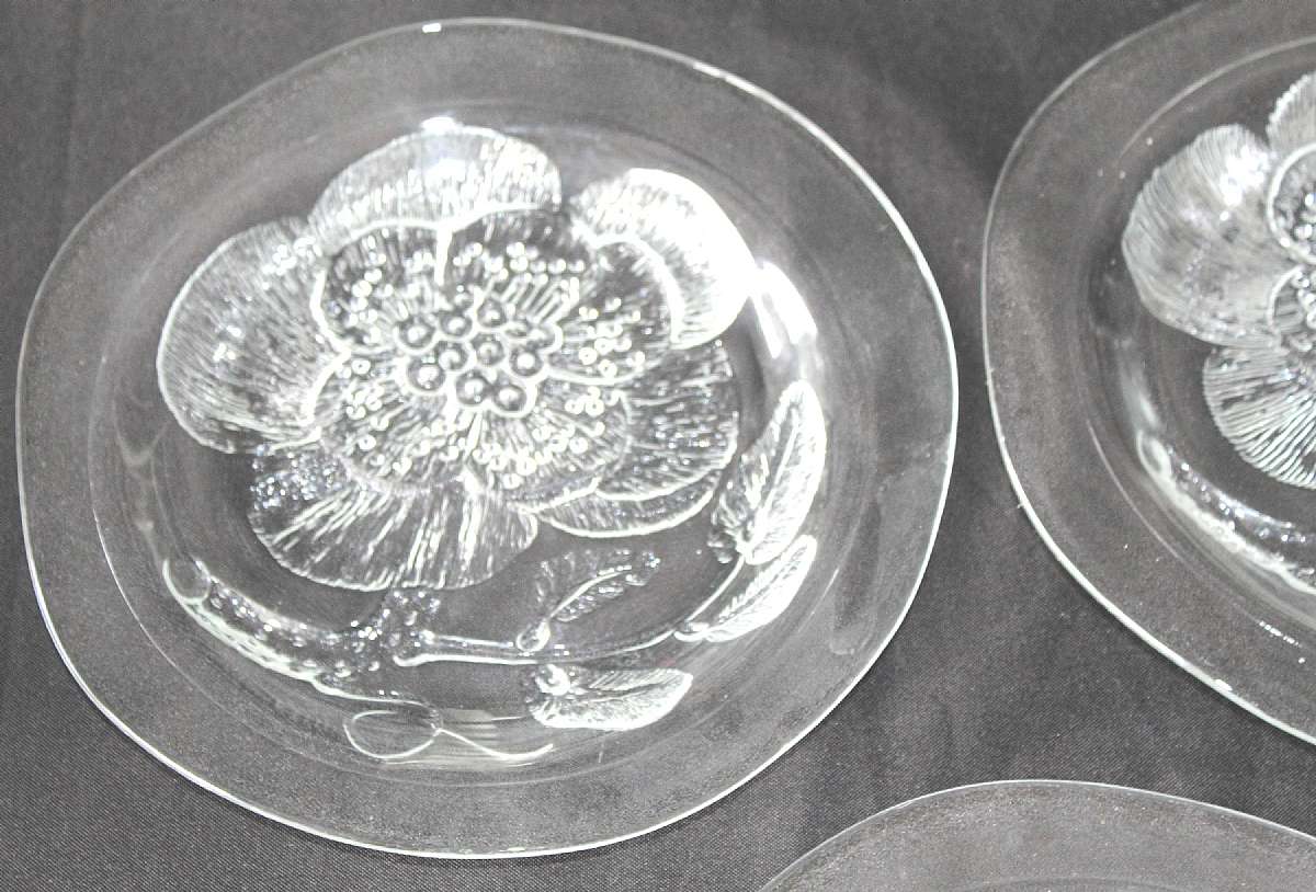 Up for sale are these Vintage Arabia Crystal Pioni (Peony) Set Of 4 Dinner Plates in excellent condition with no chips or cracks. The plates measure approx. 10 1/2 "W. Please see my other sales for more of this beautiful pattern. Shipping Excludes: