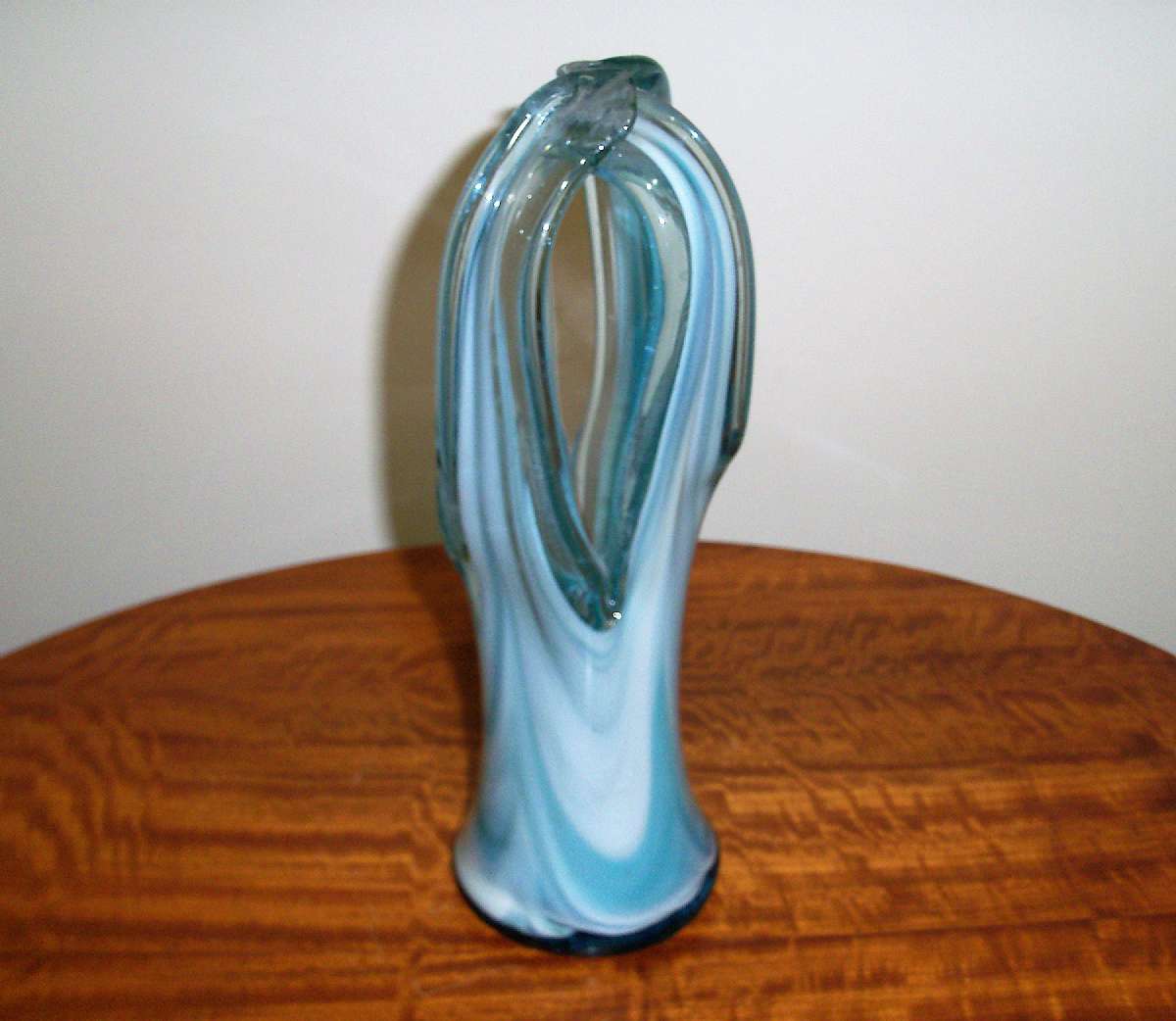 Up for sale is this Opalescent Art Glass Hand Blown Flower Frog Vase in great condition with no chips or cracks. It measures approx.11 1/2" Tall. Beautiful Piece. Perfect for those Glass stem Flowers.Shipping Excludes: Alaska/Hawaii, US Protectorate