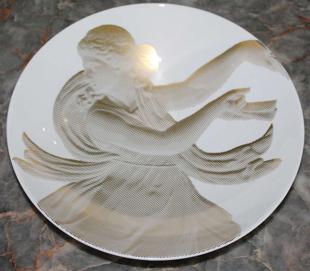 Wedgwood brings together over 250 years of design heritage and contemporary styling with the Gilded Muse collection. Taking inspiration for archival Prestige pieces, figurative depictions are pixelated, giving rise to an unusual and pleasing contrast betw