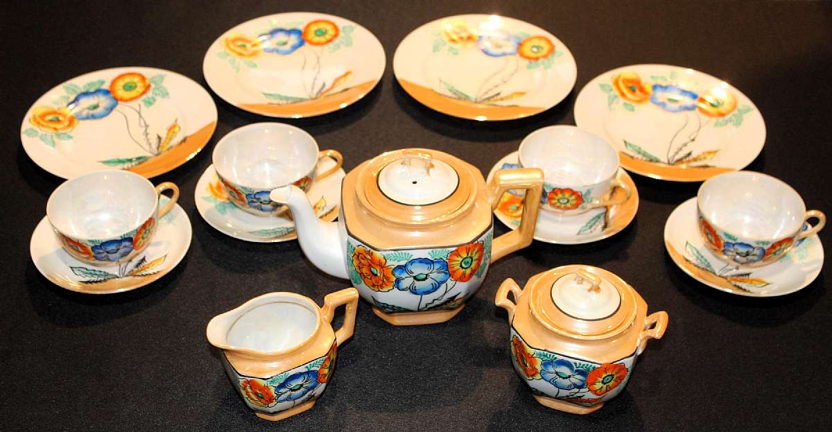 Up for sale is this Stunning Antique Hotta Yu Shoten Japan Seventeen Piece Lusterware Tea Set. Circa 1920. Included in this lot are one sugar bowl, One sugar bowl lid, one creamer, one tea pot, one tea pit lid, four saucers, four cups and four 7 1/4" sala