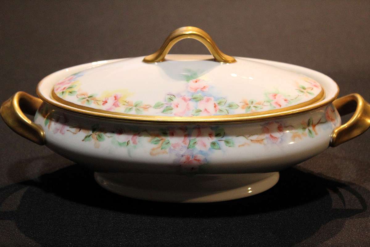 Up for sale is this Royal Bayreuth Antique Pink Rose Floral Oval Vegetable Covered Casserole Bowl in great condition with no chips, cracks or crazing. Minor Gold Wear. The casserole measures approx. 12 1/2"L Handle to Handle by 3 1/2"T. This mark was used